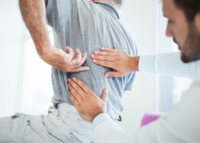 Vida Ativa Após os 40: 5 sinais de que sua dor nas costas não é apenas “cansaço” e precisa de uma avaliação especializada